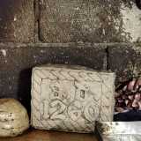 ...mentre ai piedi del forno giace una pietra con incisa in caratteri gotici quella che a detta di molti sarebbe la data di fondazione dell�attivit�: il 1260